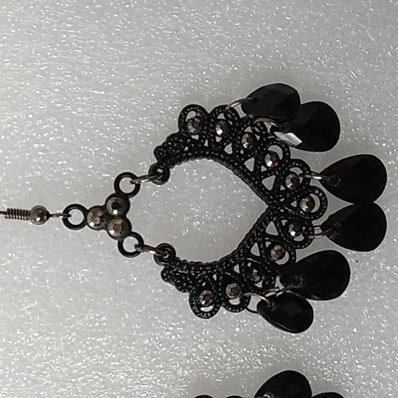 Black bead "macrame" pattern earrings - Picture 2 of 3